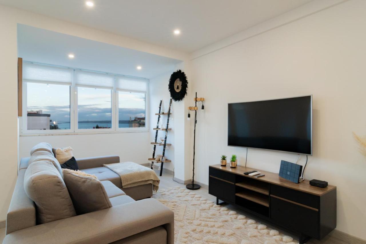 Stylish Apartment W/ River View By Lovelystay Oeiras Esterno foto