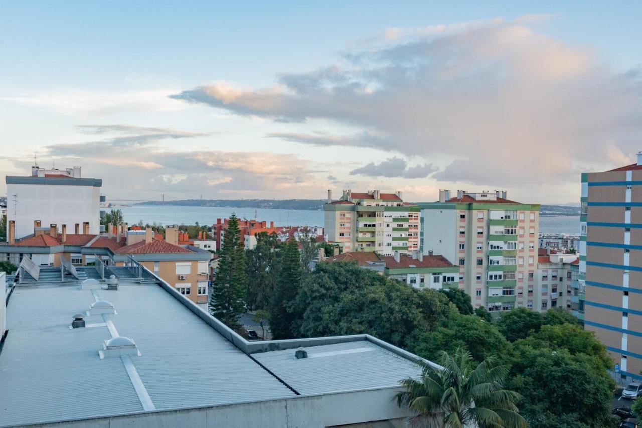 Stylish Apartment W/ River View By Lovelystay Oeiras Esterno foto